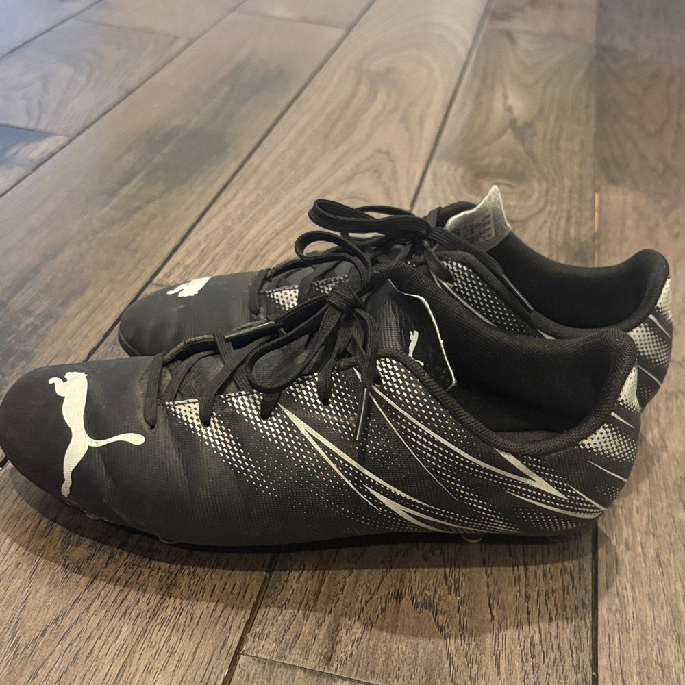 Puma Men's Black and White soccer cleats 6.5